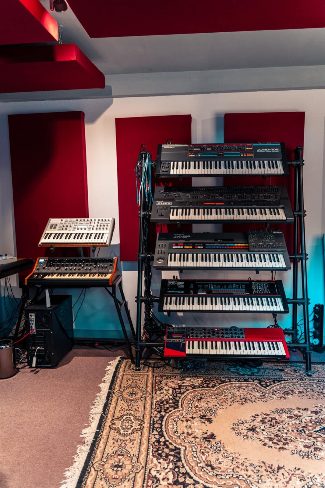 Винтидж синтезатори Roland в Studio 43